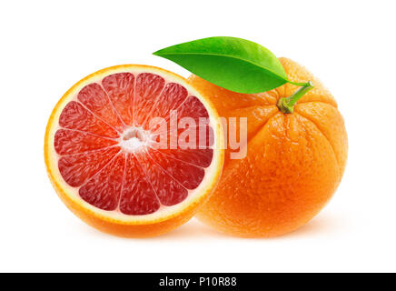 Frutta isolato. L'uno e metà arance sanguigne isolato su sfondo bianco con tracciato di ritaglio Foto Stock