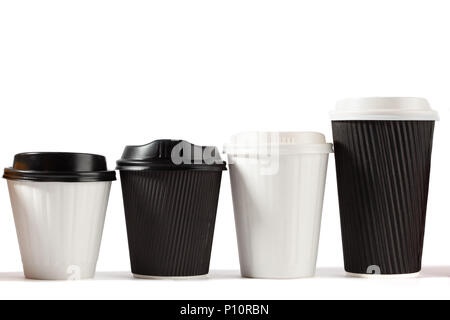 Quattro caffè monouso tazze di altezza crescente in una fila alternando bianco e nero su sfondo bianco con spazio di copia Foto Stock