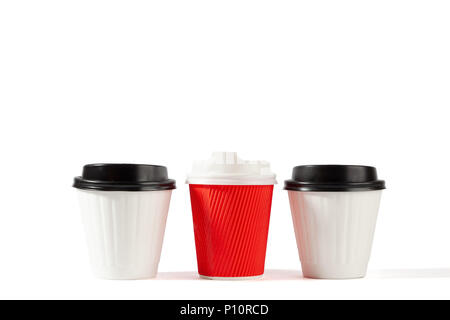 Tre vuoto in plastica tazzine di caffè isolato su bianco con spazio di copia Foto Stock