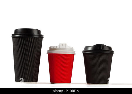 Plastica tre tazze da caffè su sfondo bianco con spazio di copia Foto Stock