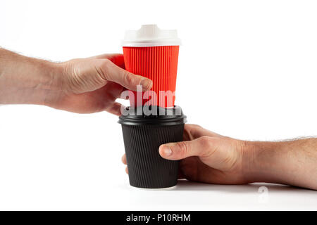 Maschio tenendo le mani in plastica sovrapposte le tazze di caffè su sfondo bianco con spazio di copia Foto Stock