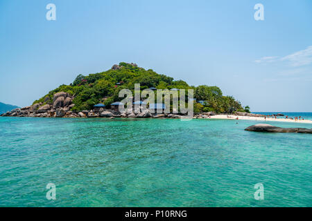 Bellissima isola di Koh Nang Yuan situato vicino a Koh Tao, Thailandia Foto Stock