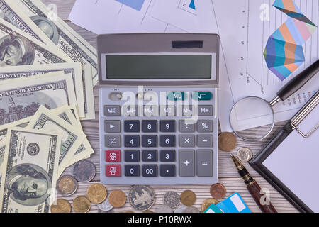 Calcolatrice, denaro e ragioniere attributi. Affari e finanza concetto. Appartamento laico, vista dall'alto. Foto Stock