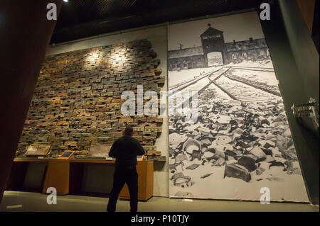 Valigie di Ebrei vittime della Shoah e immagine dell'ingresso principale di KL Auschwitz Birkenau come una parte di exhibion nel museo della Seconda Mondo Foto Stock