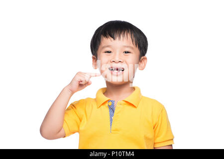 Perso il latte dente ragazzo asiatico, vista ravvicinata. Foto Stock