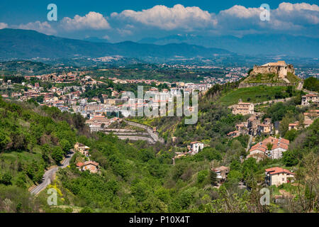 Castello Svevo (Castello Svevo) sulla città di Cosenza nella valle del Crati, lontano massiccio del Pollino è avvolta nella polvere di scirocco, Calabria, Italia Foto Stock