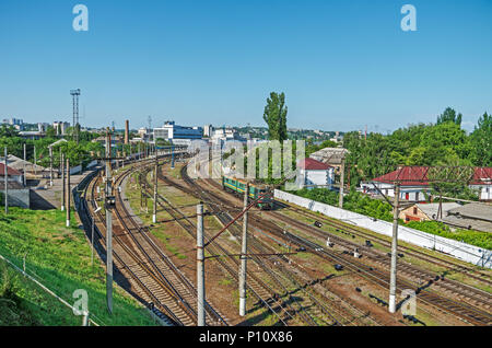 Vista della stazione di accesso le vie che portano alla stazione ferroviaria della città Foto Stock