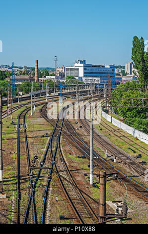 Vista della stazione di accesso le vie che portano al terminal della città all'inizio dell'estate Foto Stock