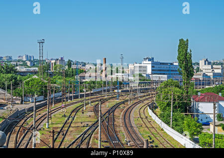 Vista della stazione di accesso le vie che portano alla stazione ferroviaria della città all'inizio dell'estate Foto Stock