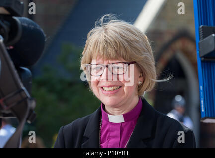 Il rivestimento a un memoriale di servizio a Notting Dale chiesa per commemorare l anniversario della torre Grenfell Fire. Foto Stock