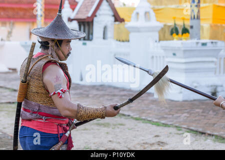 Thai antico guerriero swordsmanship azione e combattimenti con la spada, con la lancia arma in Northern Lanna della cultura e delle arti mostra in 14 Gennaio 2017 Lampang Thai Foto Stock