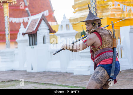 Thai antico guerriero swordsmanship azione e combattimenti con la spada, con la lancia arma in Northern Lanna della cultura e delle arti mostra in 14 Gennaio 2017 Lampang Thai Foto Stock