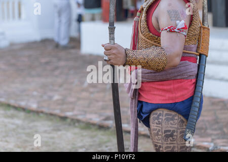 Thai antico guerriero swordsmanship azione e combattimenti con la spada, con la lancia arma in Northern Lanna della cultura e delle arti mostra in 14 Gennaio 2017 Lampang Thai Foto Stock