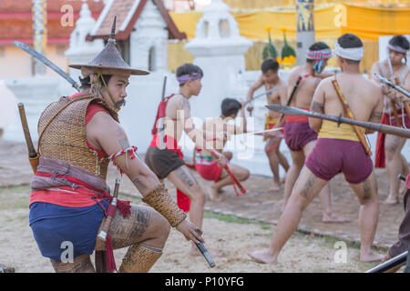 Thai antico guerriero swordsmanship azione e combattimenti con la spada, con la lancia arma in Northern Lanna della cultura e delle arti mostra in 14 Gennaio 2017 Lampang Thai Foto Stock