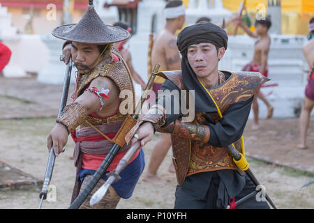 Thai antico guerriero swordsmanship azione e combattimenti con la spada, con la lancia arma in Northern Lanna della cultura e delle arti mostra in 14 Gennaio 2017 Lampang Thai Foto Stock