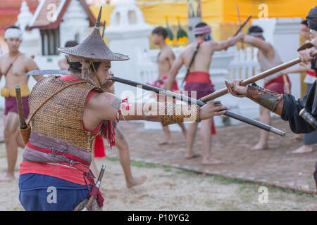 Thai antico guerriero swordsmanship azione e combattimenti con la spada, con la lancia arma in Northern Lanna della cultura e delle arti mostra in 14 Gennaio 2017 Lampang Thai Foto Stock