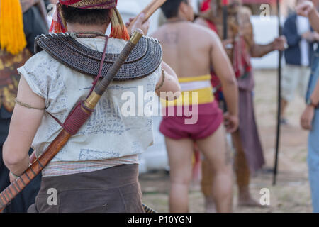 Thai antico guerriero swordsmanship azione e combattimenti con la spada, con la lancia arma in Northern Lanna della cultura e delle arti mostra in 14 Gennaio 2017 Lampang Thai Foto Stock