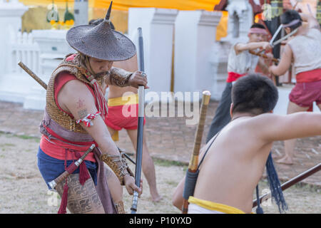 Thai antico guerriero swordsmanship azione e combattimenti con la spada, con la lancia arma in Northern Lanna della cultura e delle arti mostra in 14 Gennaio 2017 Lampang Thai Foto Stock