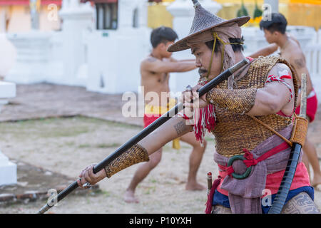 Thai antico guerriero swordsmanship azione e combattimenti con la spada, con la lancia arma in Northern Lanna della cultura e delle arti mostra in 14 Gennaio 2017 Lampang Thai Foto Stock
