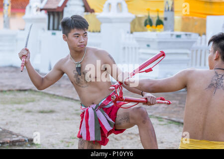 Thai antico guerriero swordsmanship azione e combattimenti con la spada, con la lancia arma in Northern Lanna della cultura e delle arti mostra in 14 Gennaio 2017 Lampang Thai Foto Stock