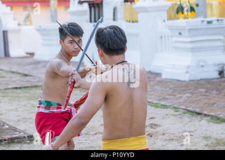Thai antico guerriero swordsmanship azione e combattimenti con la spada, con la lancia arma in Northern Lanna della cultura e delle arti mostra in 14 Gennaio 2017 Lampang Thai Foto Stock