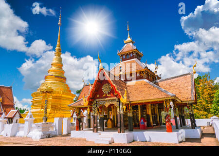 Wat Pong Sanuk tempio in Lampang bella antiche Lanna tempio buddista di Architettura a Lampang Thailandia 27 febbraio 2018. Foto Stock
