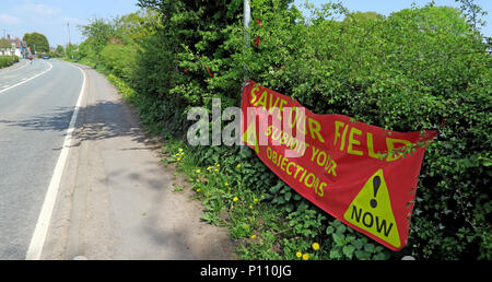 Salvare il nostro campo banner, cintura verde sotto minaccia, presentare le vostre obiezioni, Appleton Thorn, Warrington, Cheshire, Inghilterra, Regno Unito Foto Stock