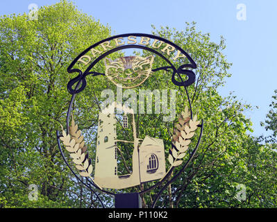 Benvenuto a Daresbury Village Cheshire segno, con Cheshire cat e chiesa parrocchiale di tutti i santi, (con un Lewis Carroll finestra), Warrington, England, Regno Unito Foto Stock