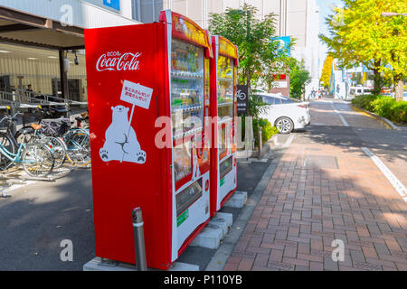 Eco Coca-Cola rosso macchine distributrici di bevande di vendere prodotti con simpatico orso polare mascotte trovato nei dintorni di Osaka in Giappone Dicembre 2017. Foto Stock