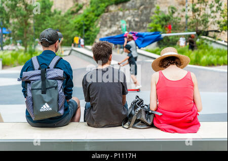 Il pubblico sta guardando le attività acrobatiche del ciclismo in tempo soleggiato, Lussemburgo Foto Stock