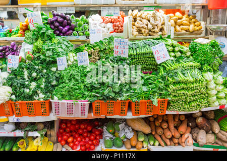 La frutta e la verdura in stallo mercato ortofrutticolo in Hongkong Novembre 2017. Foto Stock