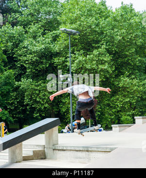 Giovane uomo fare skateboard trick durante la Redbull 3in1 concorrenza, Lussemburgo Foto Stock