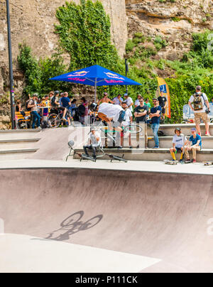 Noleggio di acrobazie durante la RedBull 3in1 BMX concorrenza, città di Lussemburgo, Lussemburgo Foto Stock