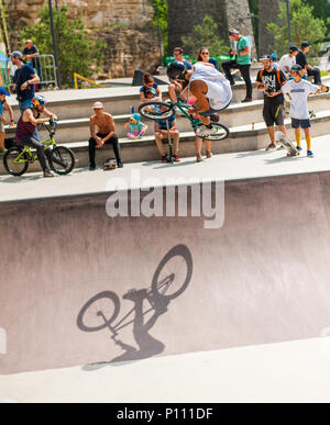 Noleggio di acrobazie durante la RedBull 3in1 BMX concorrenza, città di Lussemburgo, Lussemburgo Foto Stock