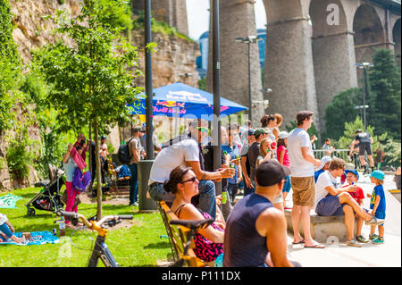 Il pubblico sta guardando le attività acrobatiche del ciclismo in tempo soleggiato, Lussemburgo Foto Stock