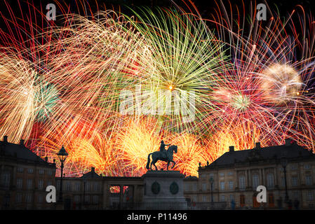 Fuochi d'artificio di festa di notte a Copenaghen. La Danimarca. Foto Stock