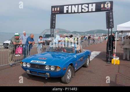 La finitura a Llandudno del 2018 3 castelli motore di prova evento per auto d'epoca. Trionfo Stag. Foto Stock