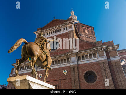 La cattedrale di Pavia e la statua equestre del Regisole Foto Stock