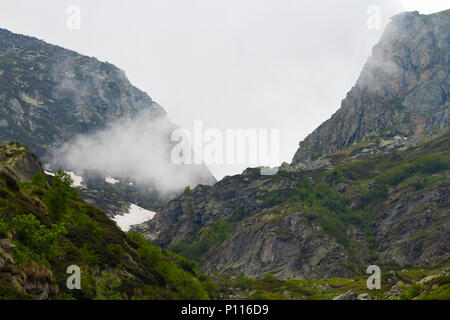 Nebbioso giorno in montagna con suggestiva vista montagna Foto Stock