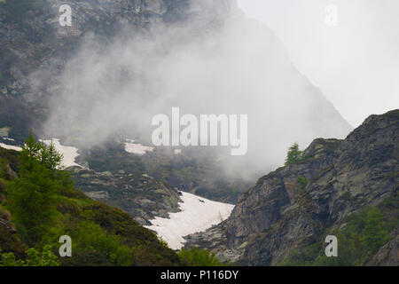 Nebbioso giorno in montagna con suggestiva vista montagna Foto Stock