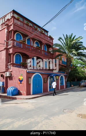 Coloratissima casa coloniale con vino rosso pareti dipinte di blu e di finestre e porte Foto Stock