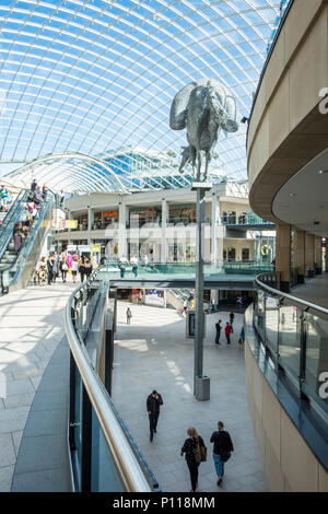 All'interno della Trinità Leeds shopping centre, Leeds, West Yorkshire, Inghilterra, Regno Unito Foto Stock