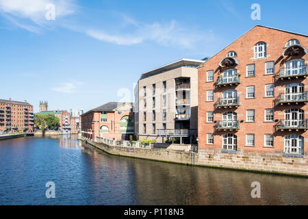 Appartamenti e altri edifici sul lungomare lungo il fiume Aire, Leeds, West Yorkshire, Inghilterra, Regno Unito Foto Stock