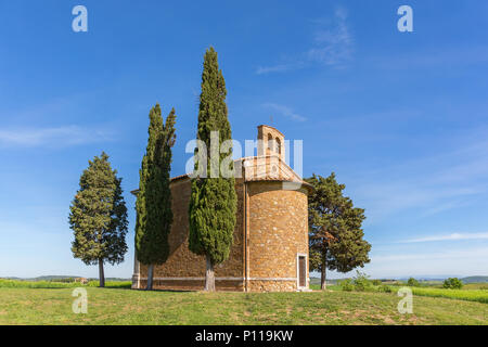 Cappella su una collina con cipressi Foto Stock