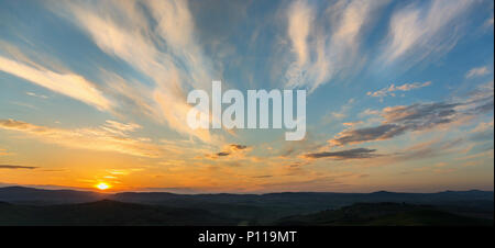 Sunrise con cloudscape su un paesaggio Foto Stock