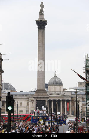 Londra, Inghilterra. Il 9 giugno 2018. Decine di migliaia di patriottica protesta inglese per liberare la giornalista Tommy Robinson che essi descrivono come un eroe nazionale Foto Stock