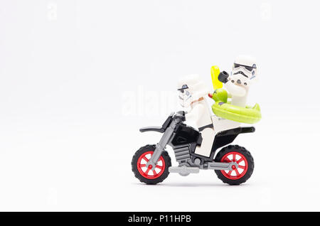 La mini figura di storm troopers equitazione dirt bike con uno di loro indossa a forma di papera. Lego minifigures sono fabbricati da Lego. Foto Stock