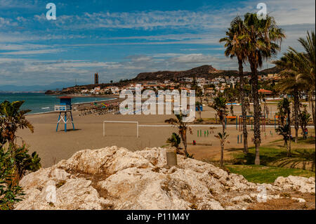 Spagnolo Spiaggia in Axarquía, la Cala del Moral comune di Rincón de la Victoria, Malaga, Spagna in una giornata di sole con una copia spazio. Foto Stock