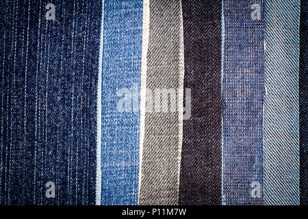 Abstract differenti jeans strappati strisce sullo sfondo di texture. Jeans texture. Jeans rigato sfondo. Jeans Denim texture. Foto Stock