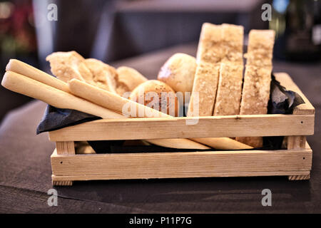 Cestino di pane italiano a fette su un tavolo da ristorante Foto stock -  Alamy